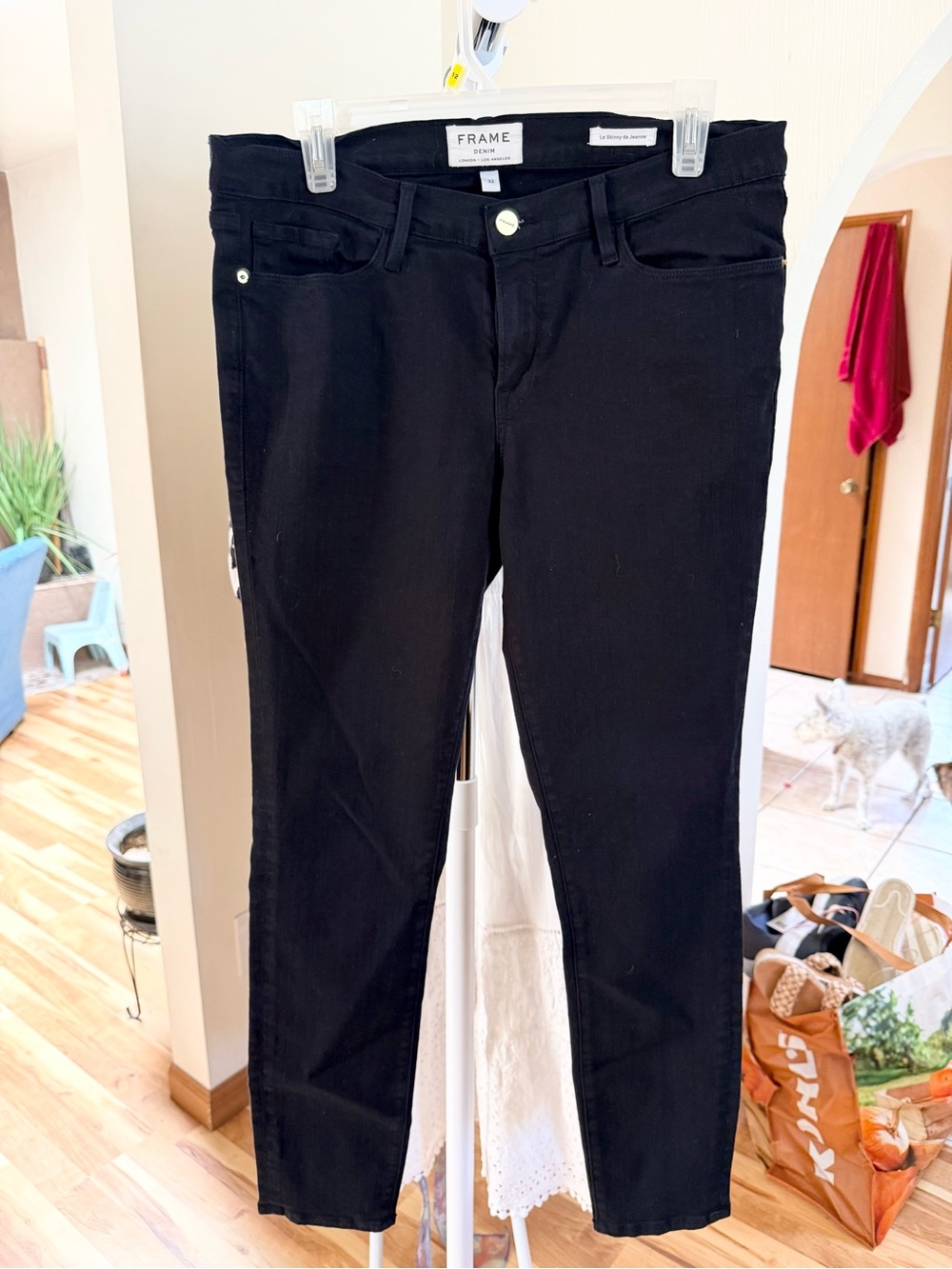 Frame Denim Black Skinny Jeans - Sleek Tapered Fit